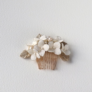 Flower Bridal comb, Wedding floral headpiece, Porcelaine flowers comb, White flower comb, Boho hair jewelry, Golden leaves comb, French comb