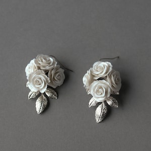 Flower vintage earrings, Bridal floral Earrings, Gift earrings, Clay earrings, Silver earrings, White flower earrings, leaves earrings