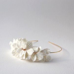 Serre-tête mariée blanches, Couronne mariée porcelaine, Tiara mariée artisanale, Couronne de cheveux mariée, Couronne de fleurs française image 5