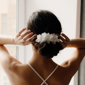 Bridal hair comb, Luxury flower headpiece, Bridal floral comb, Silk flowers comb, White flower comb, Boho hair jewelry, Spring bridal flower