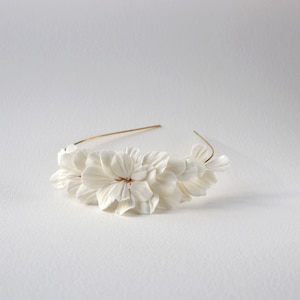 Weißes Brautstirnband, Brautkrone aus Porzellan, handgefertigte Brauttiara, Brauthaarkrone, französische Blumenkrone Bild 3