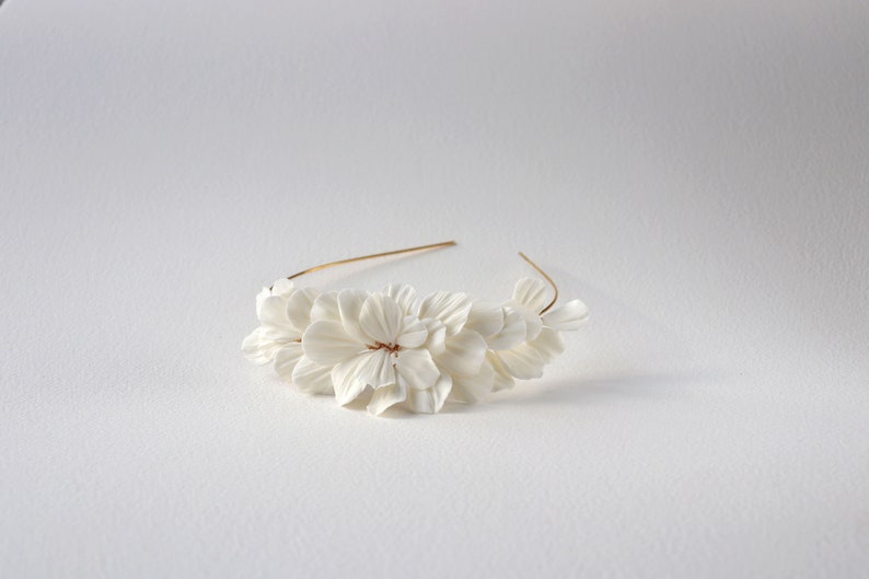 Serre-tête mariée blanches, Couronne mariée porcelaine, Tiara mariée artisanale, Couronne de cheveux mariée, Couronne de fleurs française image 3