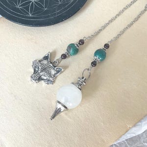 Wolf Totem Divination Pendel — Bergkristall, Jaspis, Turkos och Granatfärgad Jadehänge i Silverlegering