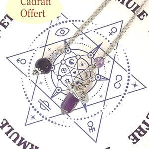Könnte beinhalten: Eine silberfarbene Metallkettenhalskette mit einem facettierten violetten Amethyst-Kristallanhänger, der mit einer dekorativen silbernen Kappe versehen ist, sowie einer runden Amethystperle und einer kleinen klaren Perle auf einem Zifferblatt.