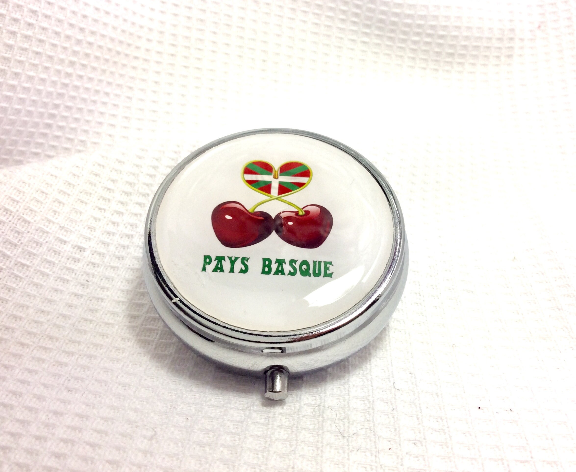 Une Boite à Pilule Pays BasqueMotif Cerise d'itxassou