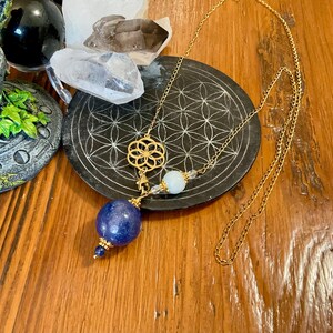 Pendelkette „Morya Forever“ aus Lapislazuli und Goldener Blume des Lebens – Wünschelrutengehen und Heilige Intuition