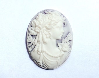 2 resin cameos 30X40 white pattern on mauve background - Greek woman with butterfly
