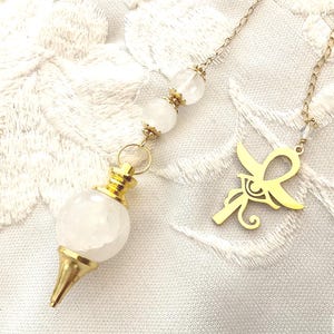 Waarzegpendel van bergkristal met Horus-oog en Ankh-kruis, vervaardigd uit 304 roestvrij staal in goudkleur, voor waarzeggerij en wichelarij.