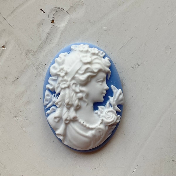 2 camées 18x25 mm en résine motif blanc sur fond bleu- Femme grecque au papillon pour support de cabochon