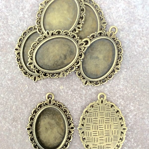 4 pendentifs festonnés support de  cabochon camée 18x25 mm en métal couleur bronze