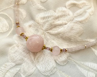 Collier avec perles en quartz rose et en métal couleur doré