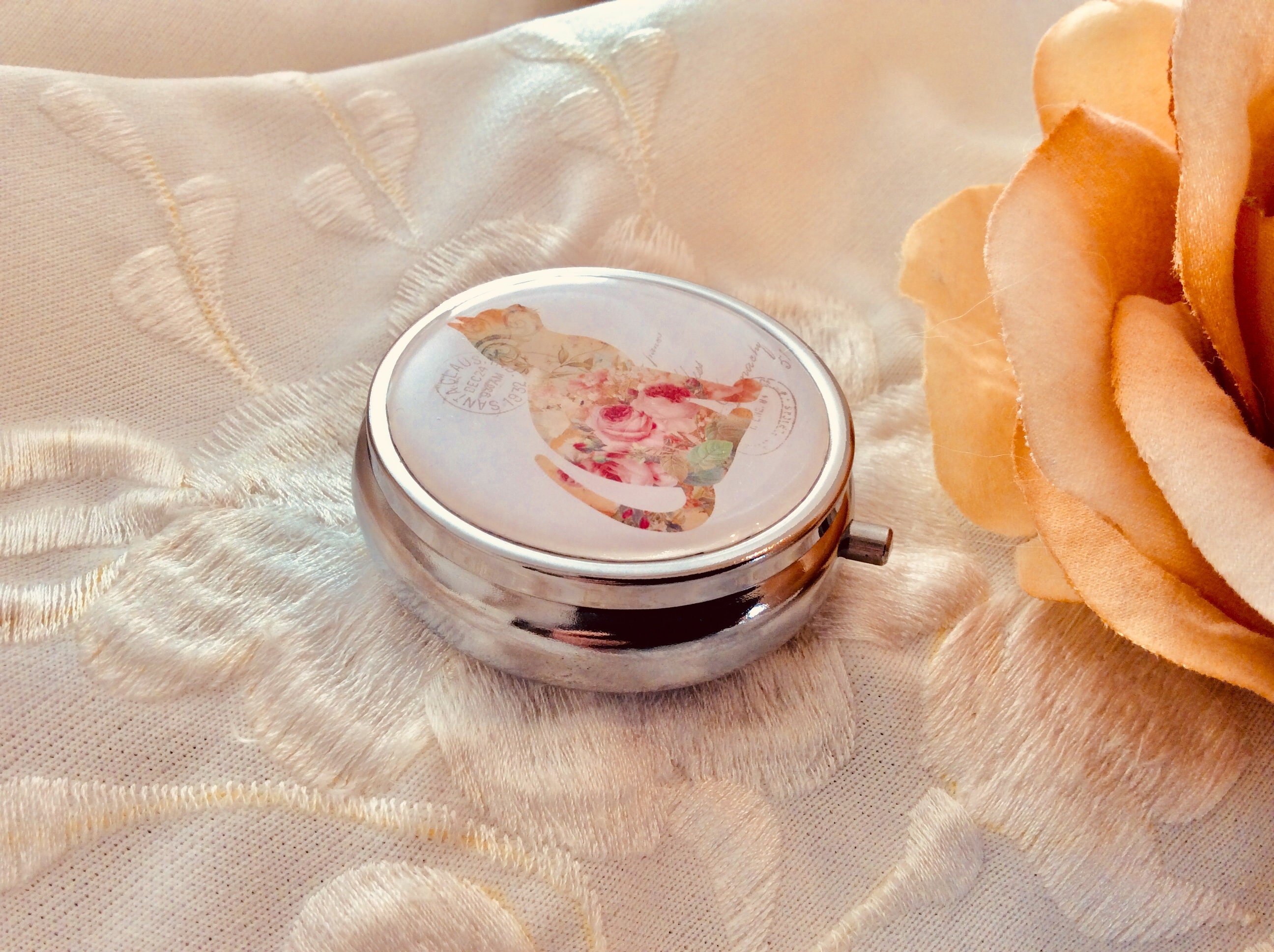 Une Boite à Pilule Motif Petit Chat