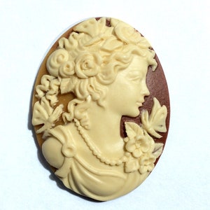 2 hars cameo's 30X40 ivoorpatroon op bruine achtergrond - Griekse vrouw met vlinder