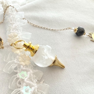 Pendulum with rock crystal, tourmaline and obsidian beads, wolf's head and feather in gold-plated stainless steel for divination and dowsing