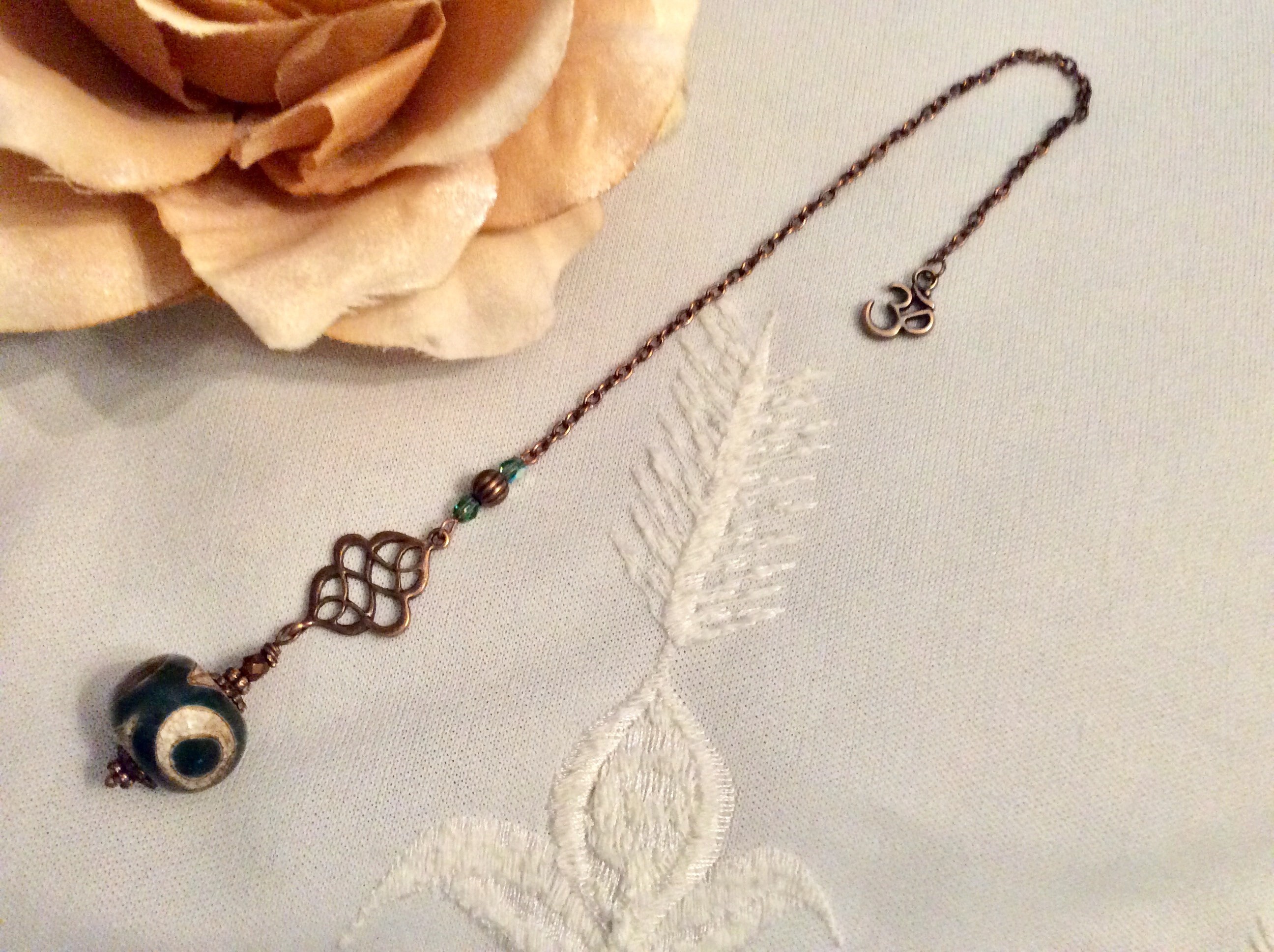 Pendule de Radiesthésie, avec Agate Naturelle Chauffée et Teintée Vert Beige, Inspiration Perle Dzi 