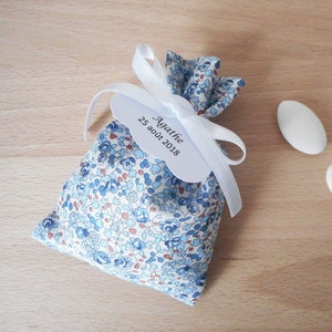 Ballotin con confetti Matrimonio e Battesimo, Tessuto Liberty Eloïse nuovo blu, fiori, nastro di raso bianco, etichetta di carta personalizzata, comunione