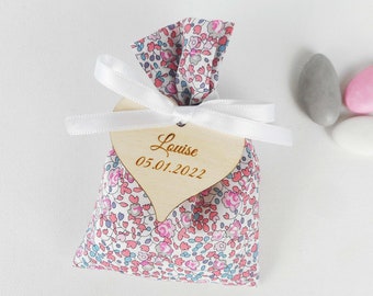 Sachet dragées Liberty Eloïse rose dragée , ruban satin blanc , étiquettes bois ou plexiglas , mariage , baptême , pochon , ballotin