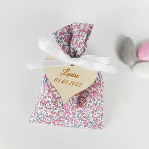 Sachet dragées Liberty Eloïse rose dragée , ruban satin blanc , étiquettes bois ou plexiglas , mariage , baptême , pochon , ballotin