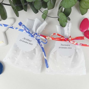 Ballotin con confetti plumetis bianchi, cordino Liberty Betsy o Mitsi, etichetta di carta personalizzata, sacchetto, bustina, matrimonio, battesimo