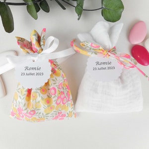 Ballotins à dragées  Liberty Wiltshire lemon curd , ruban blanc, étiquette papier personnalisée , communion , baptême, faveurs mariage, bébé