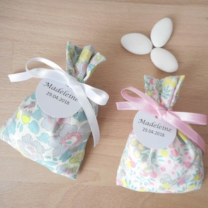 Bomboniera Liberty Betsy limonata o amaretto Wiltshire, nastro di raso bianco o rosa chiaro, etichetta di carta personalizzata, Battesimo