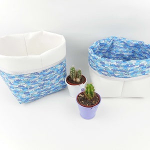 Kleines Modell Aufbewahrungskorb, weißes Lederimitat, blauer Liberty Cars Stoff, silberner Rand, Auto, Organizer Wickeltisch, Tasche, Baby