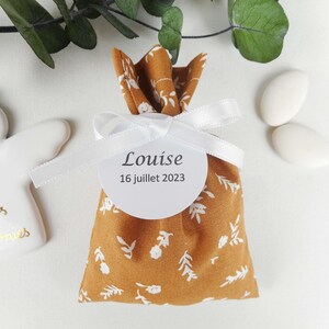 28 Scatole con fiori bianchi cammello, Nastro bianco, Etichetta in carta personalizzata, battesimo bimba, comunione, bimbo, matrimonio