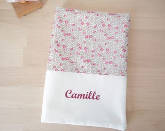 Protège carnet de santé personnalisé, Liberty Eloïse rose en haut, tissu uni blanc en bas, prénom, cadeau de naissance fille, fleurs, cadeau