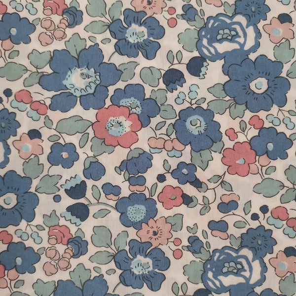 Coupon Liberty Betsy Asagao 0.20 mètre , coloris bleu et vert , Laize 1.35 m , fine batiste de coton , fleurs , tissu Liberty fabrics