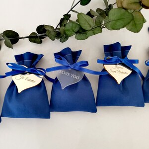 Lot 5 sachets Saint Valentin , bleu tissu et ruban, médaillons bois ou plexiglas personnalisés, coeur, amour, fête des amoureux, mariage