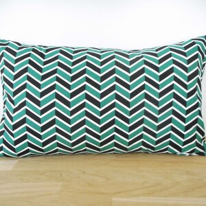 Housse de coussin 50 x 30 cm, tissu graphique imprimé chevrons, blanc vert et noir, décoratio intérieure géométrique, tendance, été, déco image 2