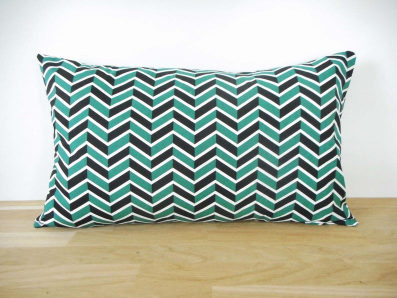 Housse de coussin 50 x 30 cm, tissu graphique imprimé chevrons, blanc vert et noir, décoratio intérieure géométrique, tendance, été, déco image 2