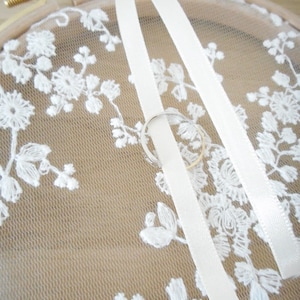 Porte alliances broderie fleurs, tambour à broder bois, thème romantique et champêtre, ruban satin blanc, ivoire, ou noir, bohême, Mariage image 2