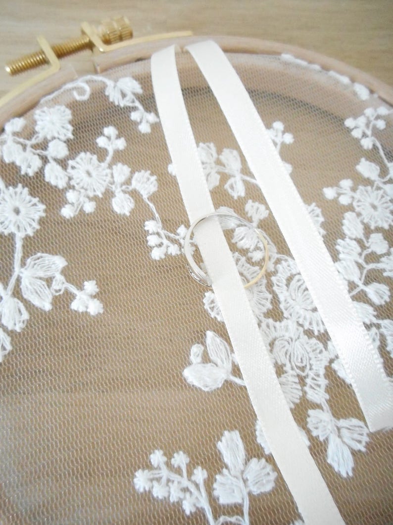 Porte alliances broderie fleurs, tambour à broder bois, thème romantique et champêtre, ruban satin blanc, ivoire, ou noir, bohême, Mariage image 2