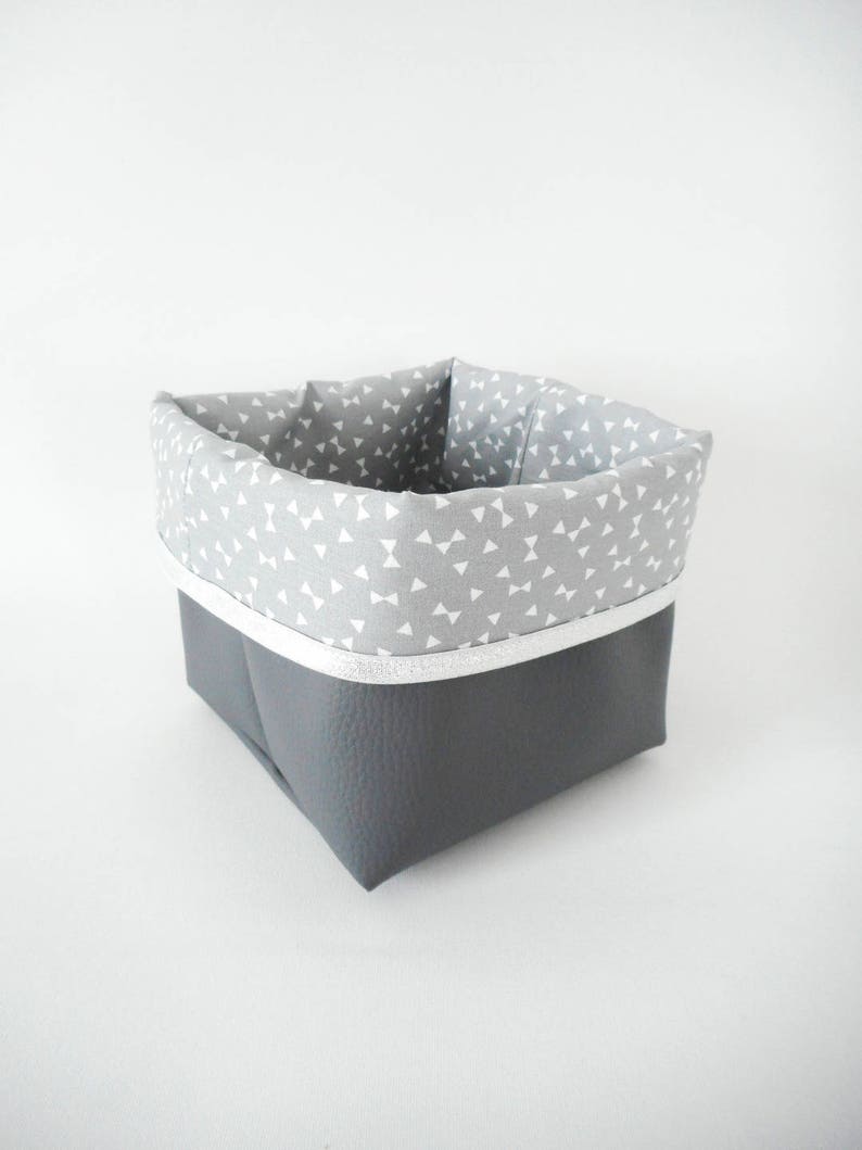 Panier de rangement petit modèle simili cuir gris et tissu gris imprimé minis triangles blancs bord argenté organisateur vide poche image 1