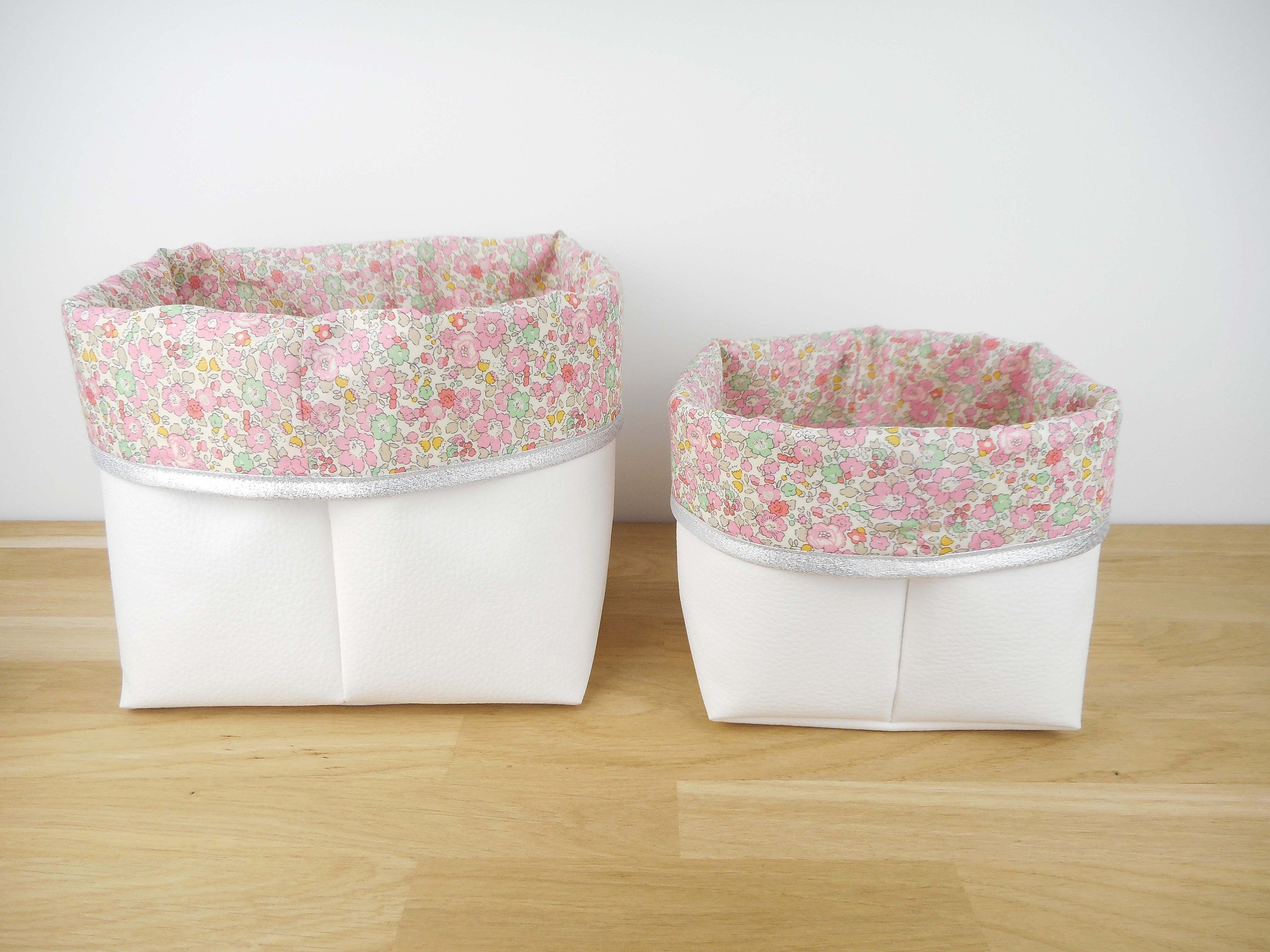 Lot 2 Paniers de Rangement, Petit et Grand, Simili Blanc, Liberty Betsy Ann Sweet Pink, Bord Argenté