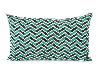 Housse de coussin 50 x 30 cm, tissu graphique imprimé chevrons, blanc vert et noir, décoratio intérieure géométrique, tendance, été, déco