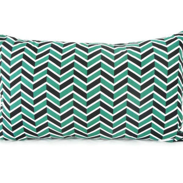 Housse de coussin 50 x 30 cm, tissu graphique imprimé chevrons, blanc vert et noir, décoratio intérieure géométrique, tendance, été, déco