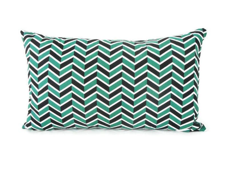 Housse de coussin 50 x 30 cm, tissu graphique imprimé chevrons, blanc vert et noir, décoratio intérieure géométrique, tendance, été, déco image 1