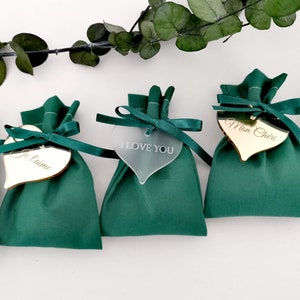 Lot 5 sachets Saint Valentin , vert foncé tissu et ruban, médaillons bois ou plexiglas personnalisés, coeur, amour, fête amoureux, mariage