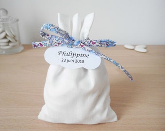 Caixa para lembrancinha de casamento/batizado, tecido branco, cordão azul Liberty Eloïse, etiqueta de papel personalizada, saco com cordão, lavanda, sachê.