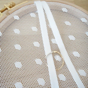 Mariage, Porte alliances en tissu motif pois sur tambour à broder en bois, ruban blanc ou rose saumon, champêtre, romantique, bohême image 3