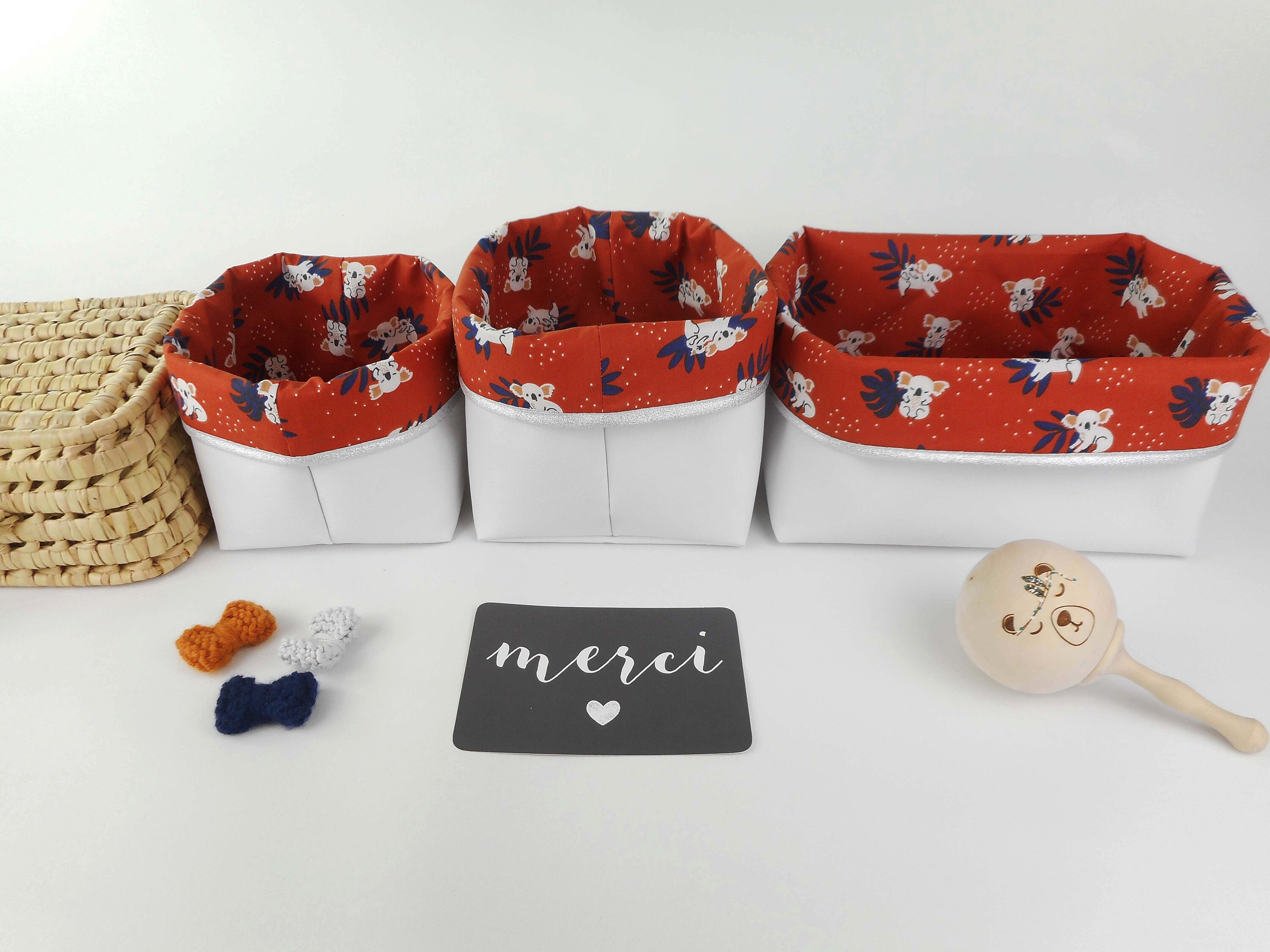 Lot 3 Paniers de Rangement, Petit Moyen Rectangle, Simili Blanc, Tissu Orange Imprimé Koalas, Bord A