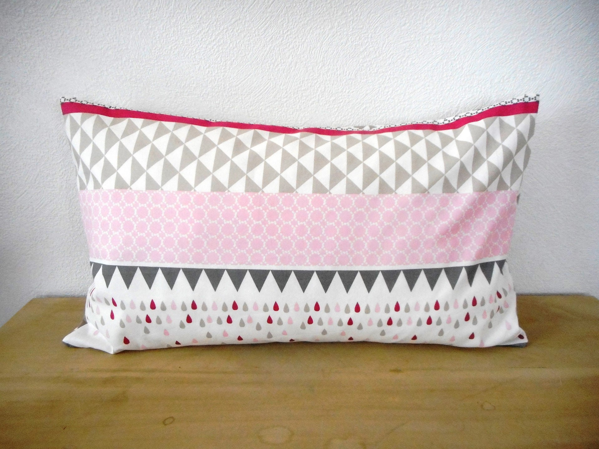 Housse de Coussin 50 X 30 cm, Tissu Blanc Imprimé Graphique, Rose et Gris, Verso Tissu Triangles Mar