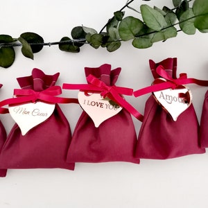 Lot 5 sachets Saint Valentin , bordeaux tissu et ruban, médaillons bois ou plexiglas personnalisés, coeur, amour, fête des amoureux, mariage