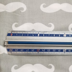 1 mètre tissu gris clair grandes moustaches blanches , largeur 80cm , 100% coton, homme, enfant, garçon, bébé, fantaisie image 2