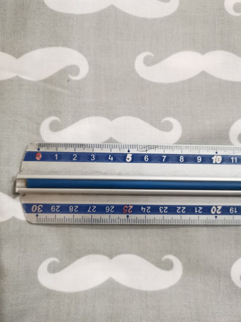 1 mètre tissu gris clair grandes moustaches blanches , largeur 80cm , 100% coton, homme, enfant, garçon, bébé, fantaisie image 2