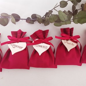 Lot 5 sachets Saint Valentin , fuchsia tissu et ruban, médaillons bois ou plexiglas personnalisés, coeur, amour, fête des amoureux, mariage
