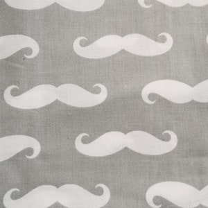1 mètre tissu gris clair grandes moustaches blanches , largeur 80cm , 100% coton, homme, enfant, garçon, bébé, fantaisie image 1