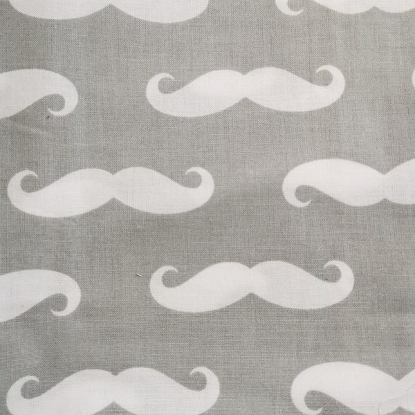 1 mètre tissu gris clair grandes moustaches blanches , largeur 80cm , 100% coton, homme, enfant, garçon, bébé, fantaisie